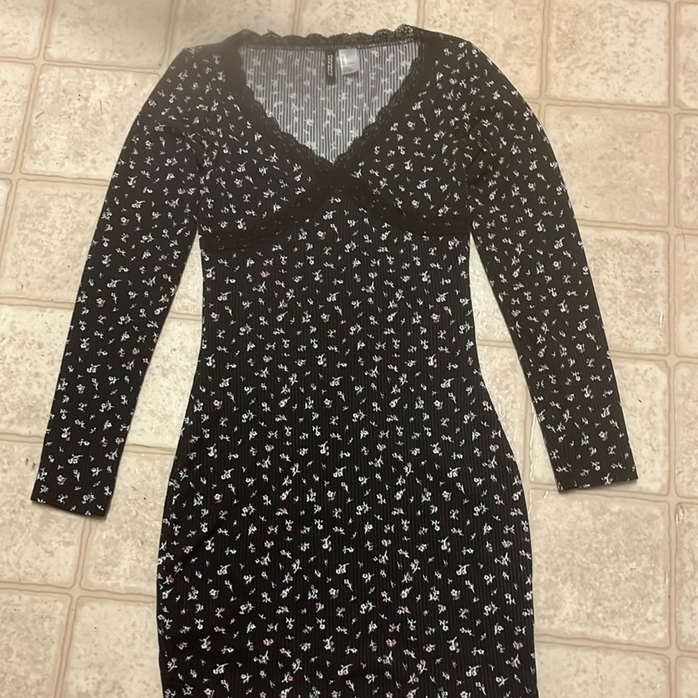 Floral print dress with lace V-neck